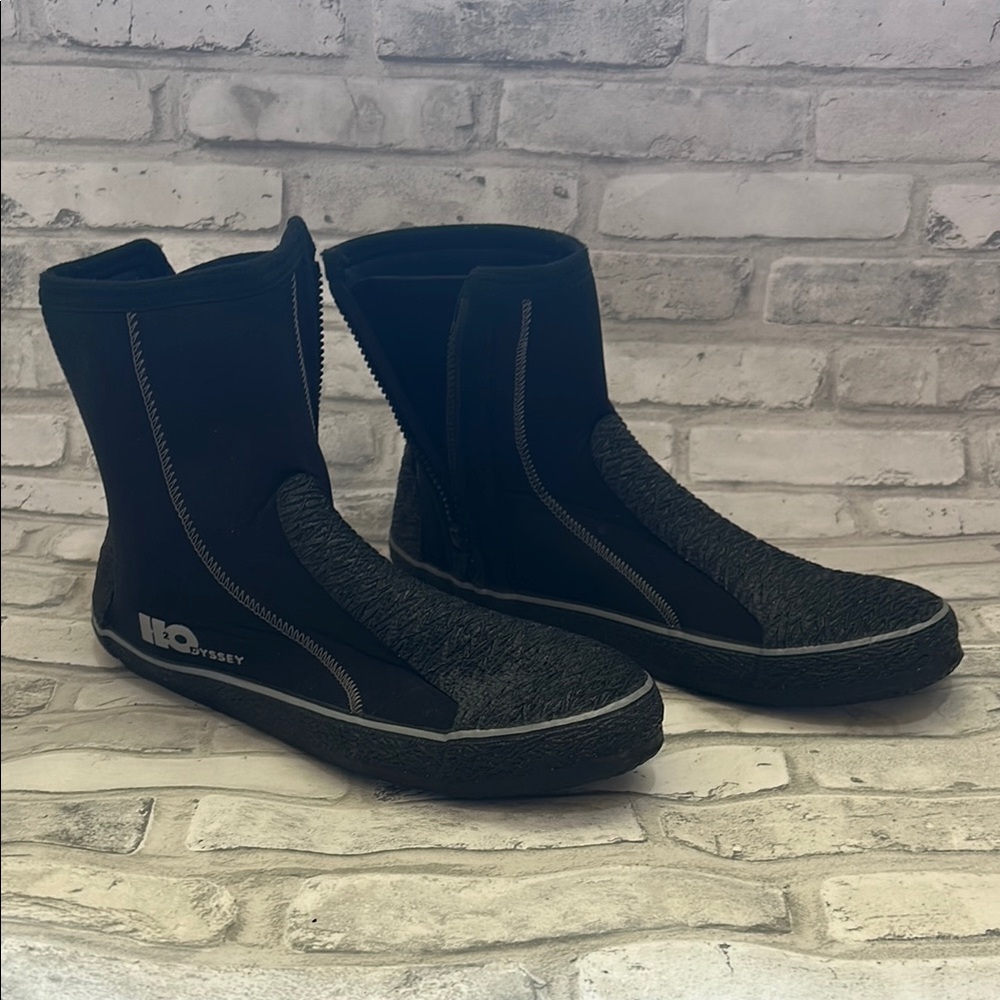 Black Boat Shoes with Cushioned Sole and Minimalist Design